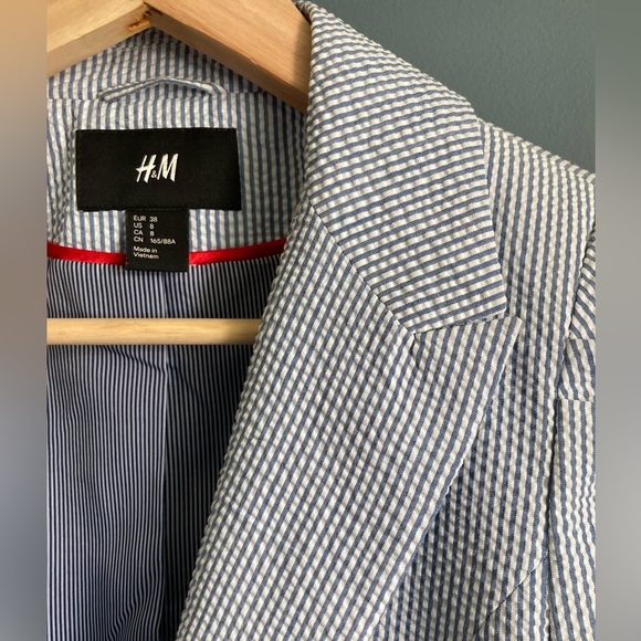 Light blue pinstripe blazer. H&M size 8 - Picture 2 of 9